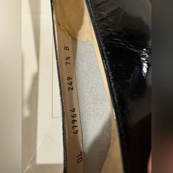 Ferragamo Black Bow Pumps. Size 7 1/2 B. - Picture 7 of 7